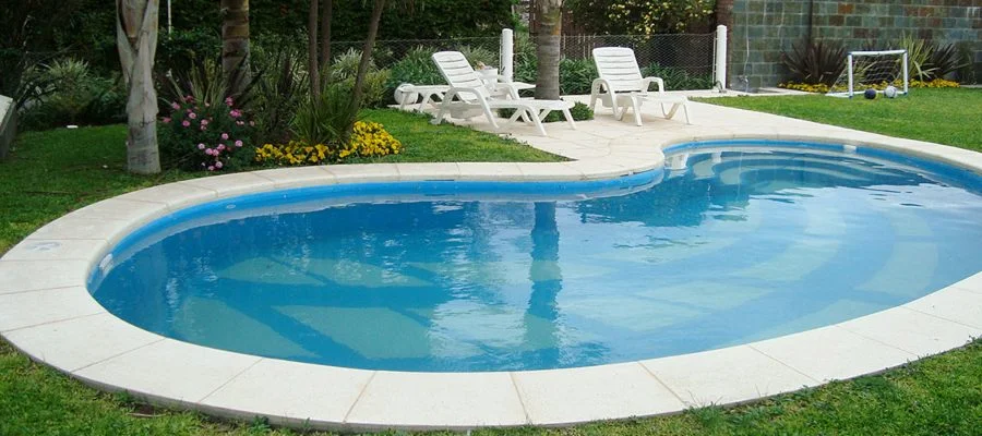 piscina construida con forma ovalada